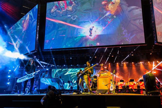 隐蔽骗术：揭秘“特制电子烟作弊器”——通过烟雾频率向同伙传递牌力。（暗藏骗局：改装电子烟成作弊器，靠烟雾频率向同伙传递牌面强弱）